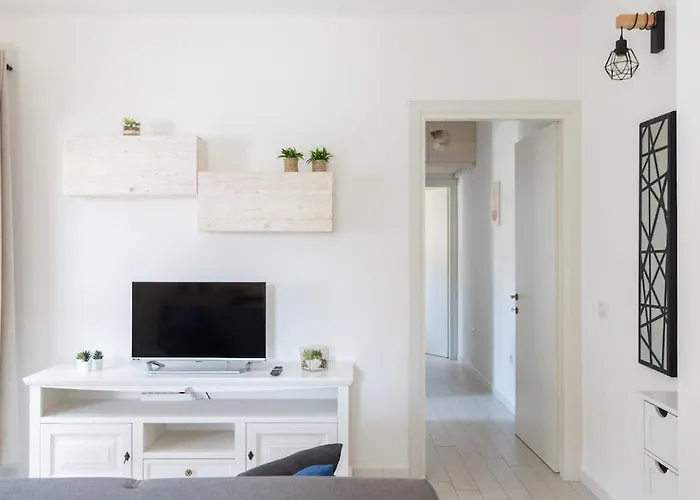 Marina - Near Airport With Swimmingpool Apartament *